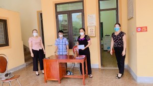 BGH nhà trường trao quà ủng hộ BPC dịch phường Tân Giang