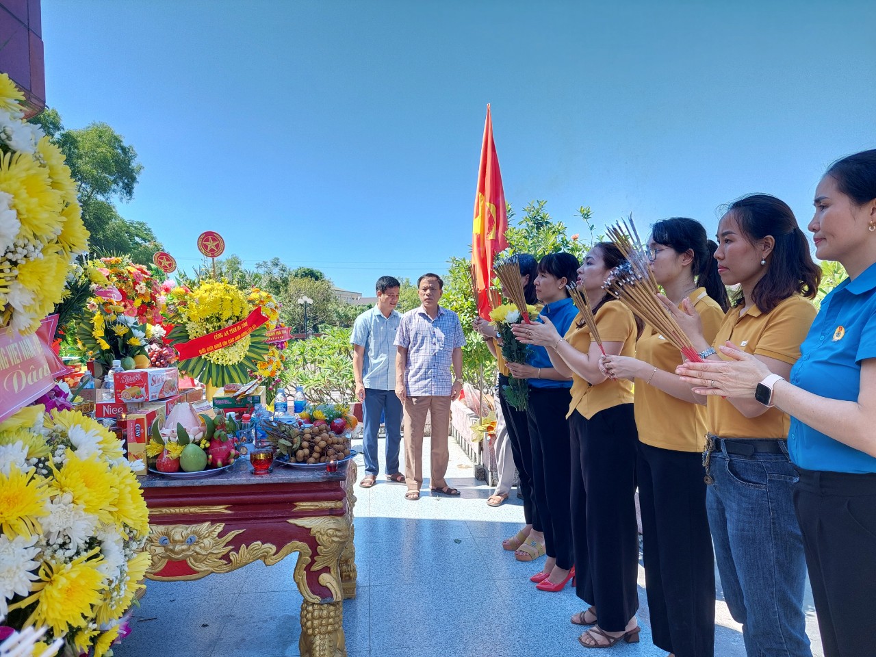 CÔNG ĐOÀN, CHI ĐOÀN TRƯỜNG MN TÂN GIANG PHỐI HỢP VỚI CHUYÊN MÔN TỔ CHỨC DÂNG HƯƠNG TRI ÂN NHÂN KỶ NIỆM 75 NĂM NGÀY THƯƠNG BINH, LIỆT SỸ 27/7/1947-27/7/2022