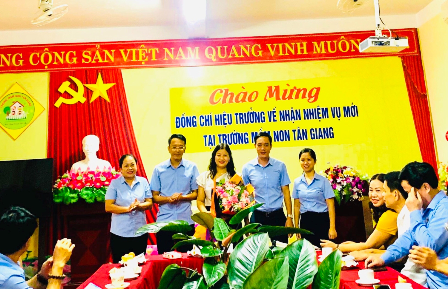 ĐÓN TIẾP VÀ CHIA TAY HIỆU TRƯỞNG NHẬN NHIỆM VỤ