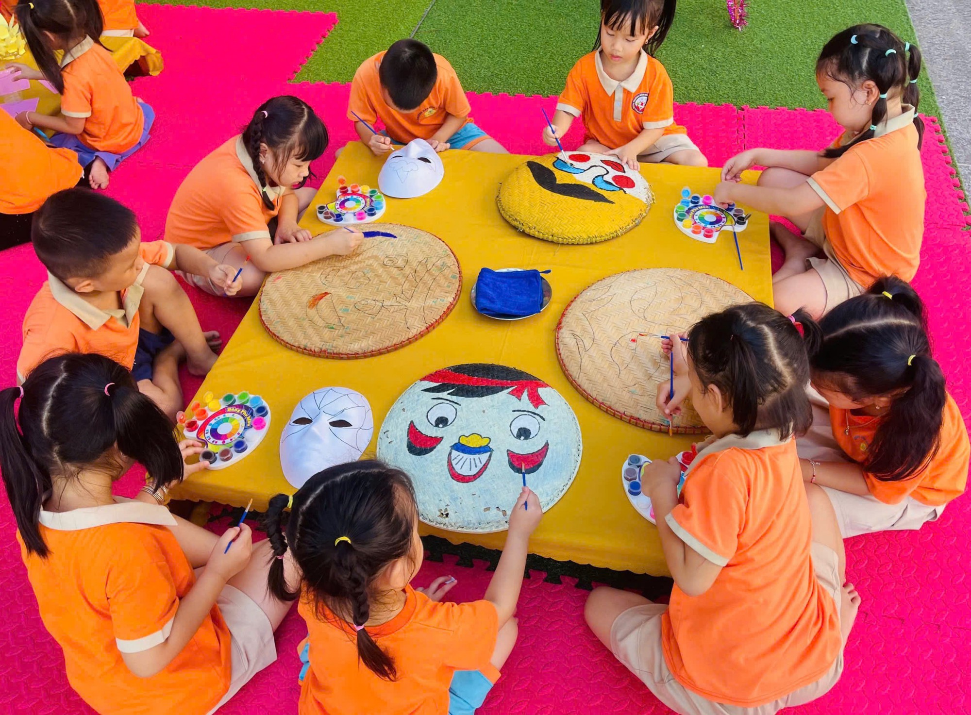 Bé trang trí mặt nạ