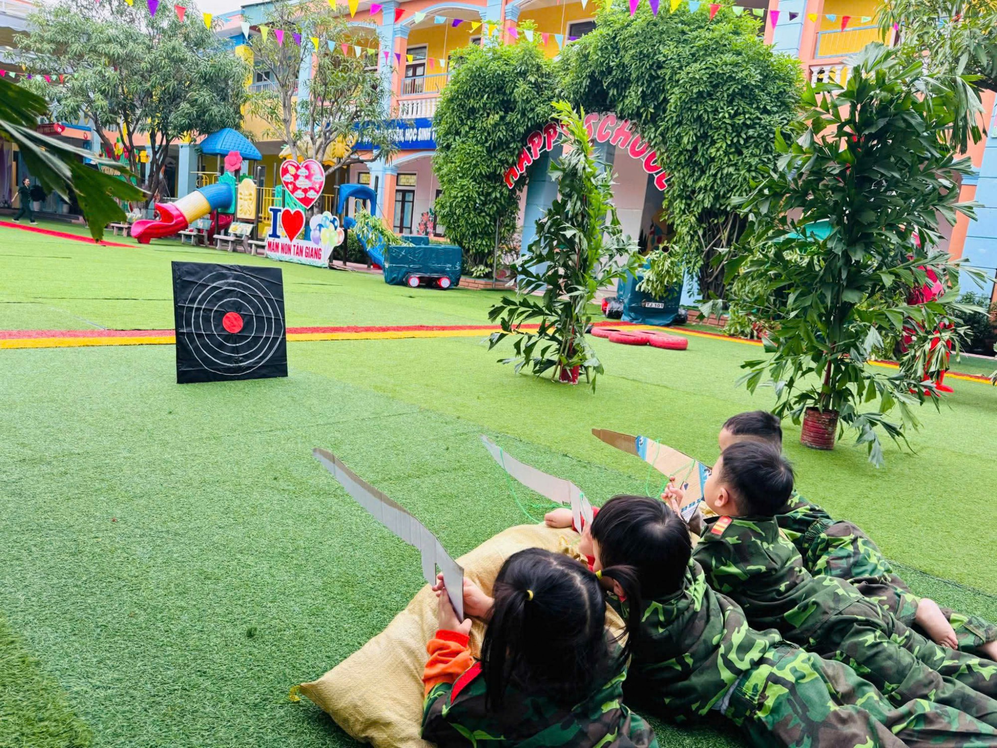 TRƯỜNG MẦM NON TÂN GIANG - SÔI NỔI HOẠT ĐỘNG BÉ TẬP LÀM CHIẾN SỸ