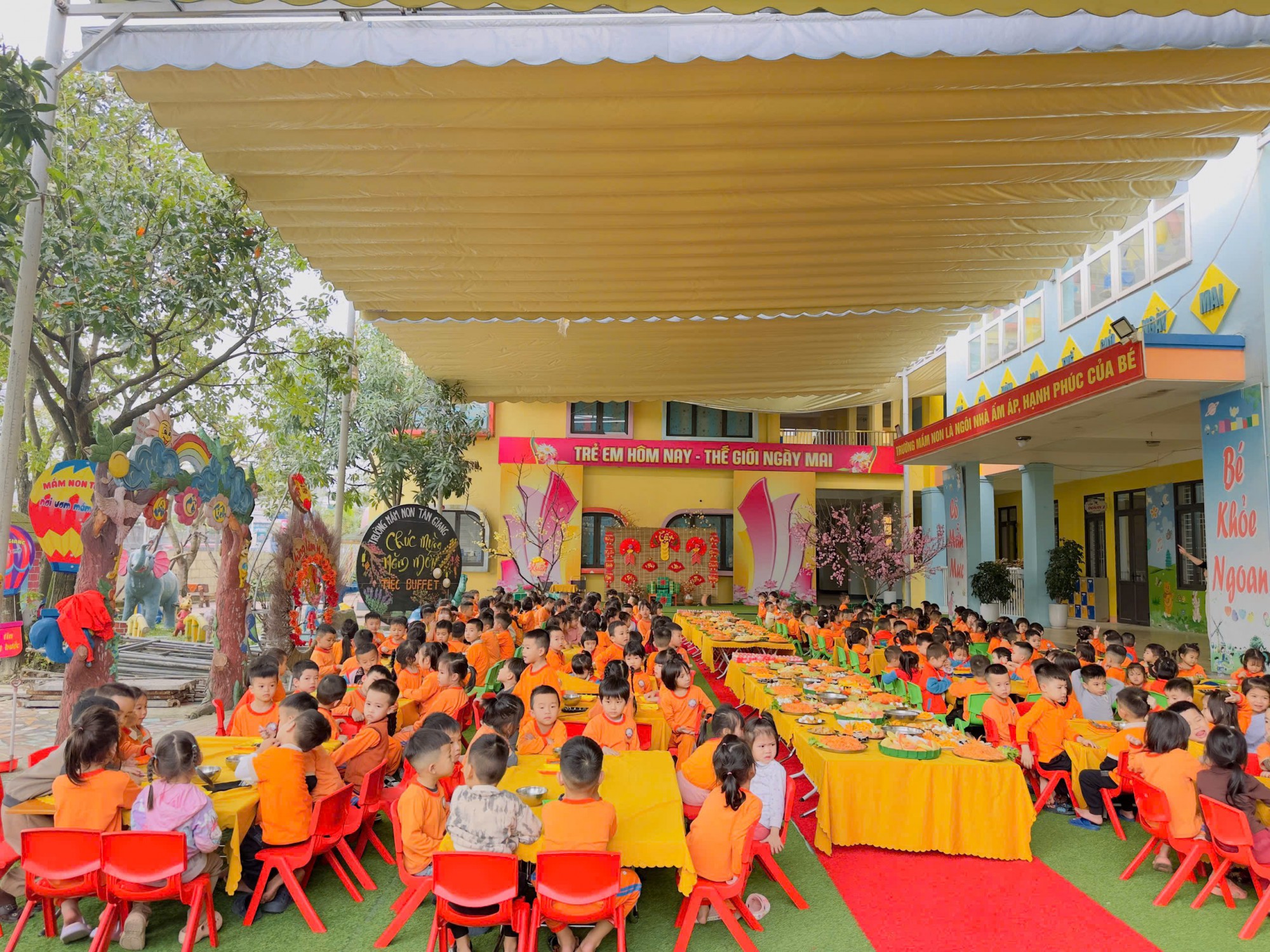 BỮA TIỆC BUFFET CUỐI NĂM – KHOẢNH KHẮC NGỌT NGÀO CỦA CÁC BÉ