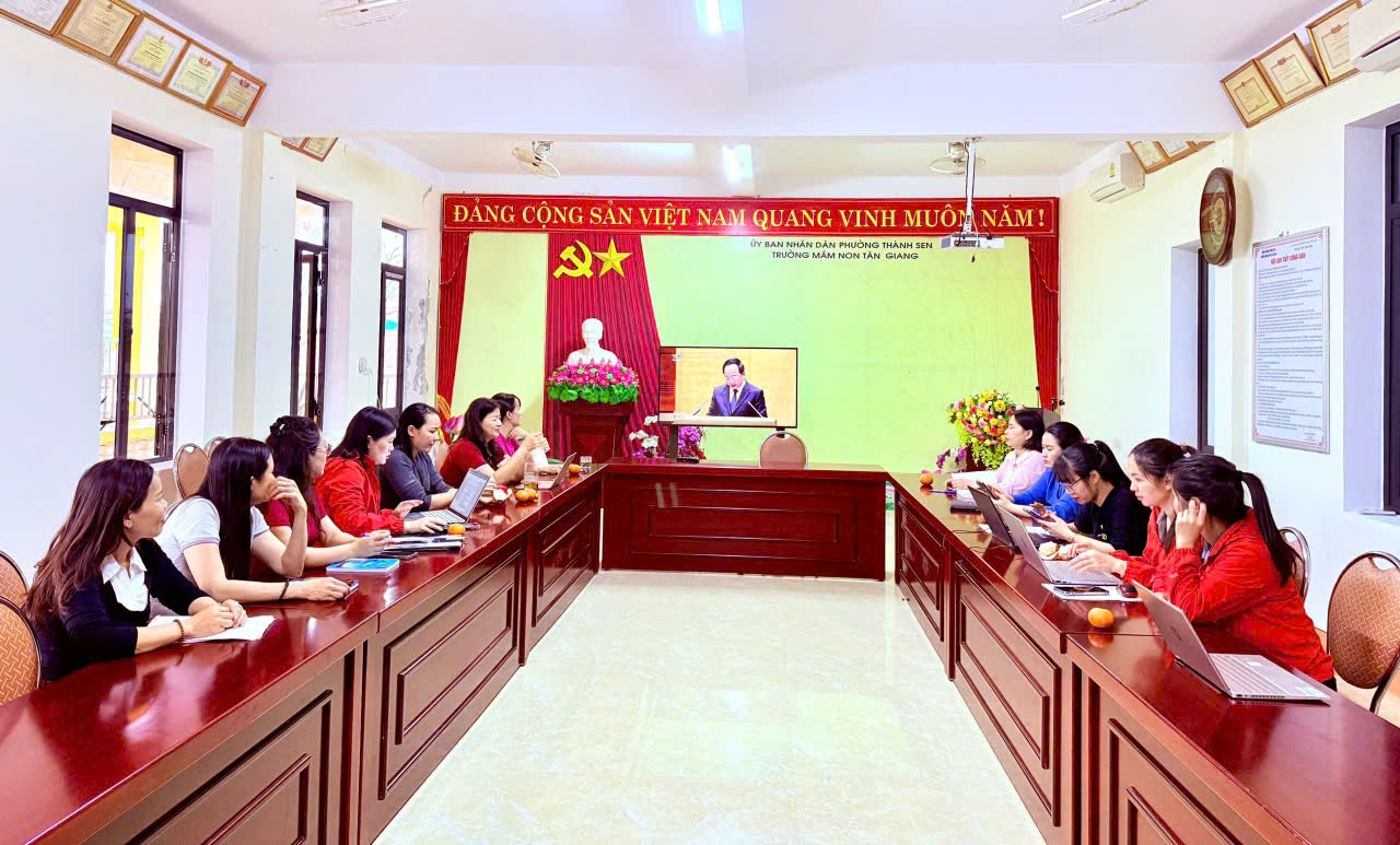 CHI BỘ TRƯỜNG MẦM NON TÂN GIANG - THAM DỰ HỘI NGHỊ TRỰC TUYẾN QUÁN TRIỆT VÀ TRIỂN KHAI CÁC NGHỊ QUYẾT CỦA BỘ CHÍNH TRỊ