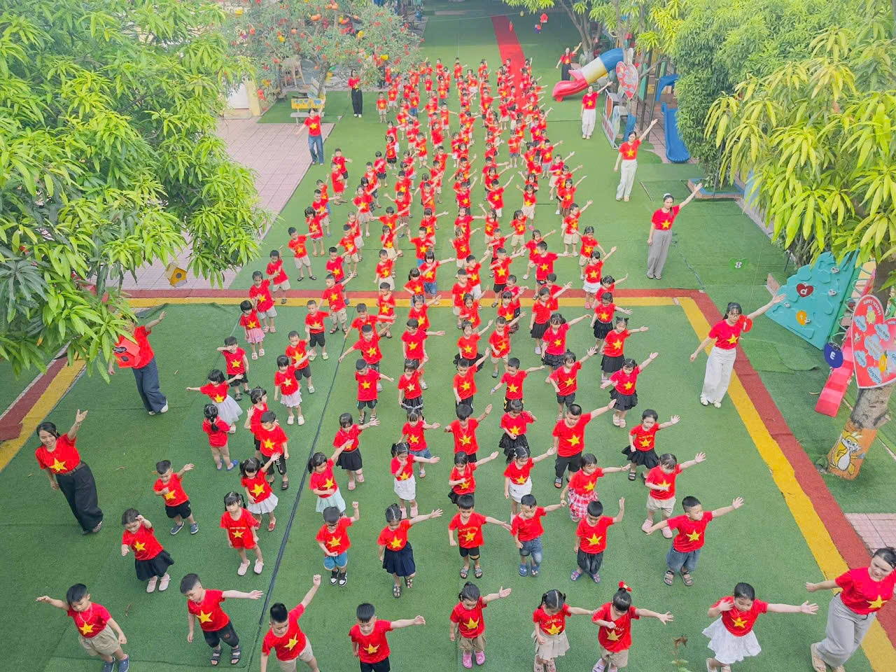 “NON SÔNG TA NỐI LIỀN MỘT DẢI” – TRƯỜNG MẦM NON TÂN GIANG SÔI NỔI CÁC HOẠT ĐỘNG CHÀO MỪNG ĐẠI LỄ 30/4